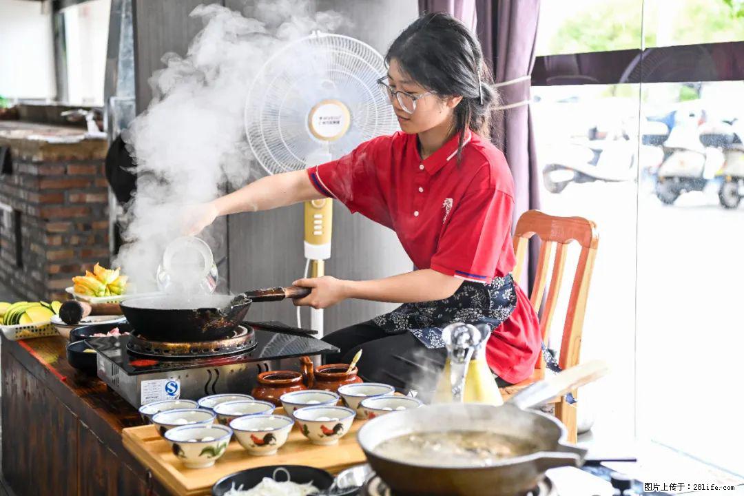 全网追的“扁担女孩”,找了一份暑假工,时薪12元 - 营口生活资讯 - 营口28生活网 yk.28life.net